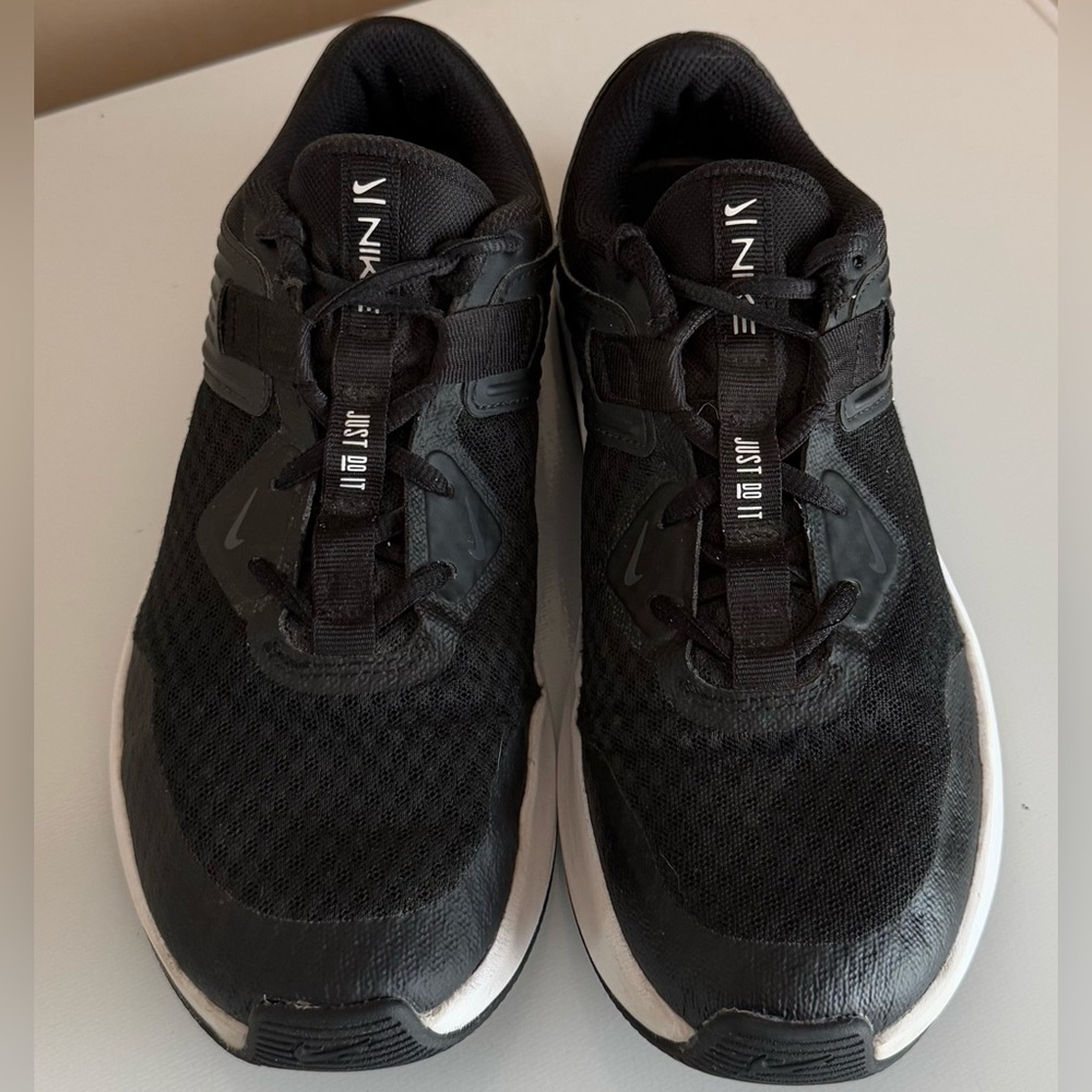NIKE MC BLACK & WHITE WOMEN'S SIZE 8.5 ATHLETIC SNEAKERS